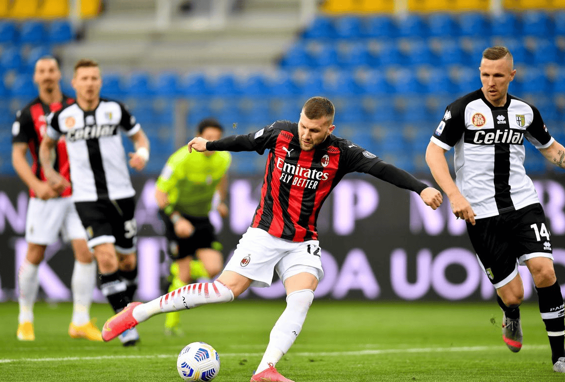 包含赛前体能课后，亚特兰大复出首秀备战意甲，目标明确，训练强度明显提升的词条